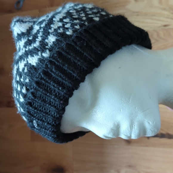 American Eagle. Unisex Heavy-Knit Toque. Black and White Patterned - Picture 3 of 6